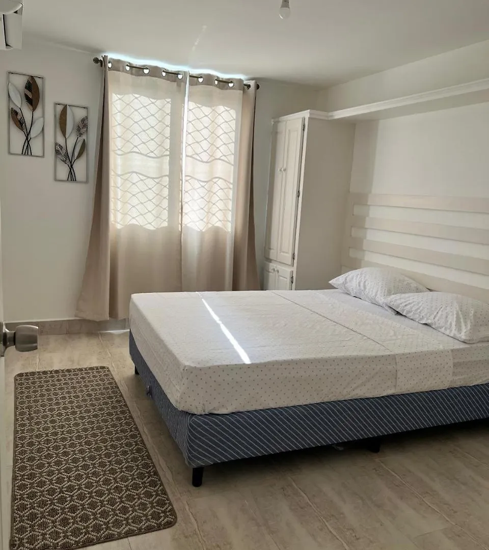 Crusoe Escape Villa Crown Point Semesterbostad