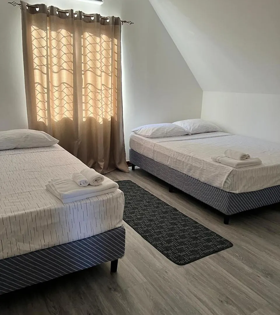 Crusoe Escape Villa Crown Point Semesterbostad